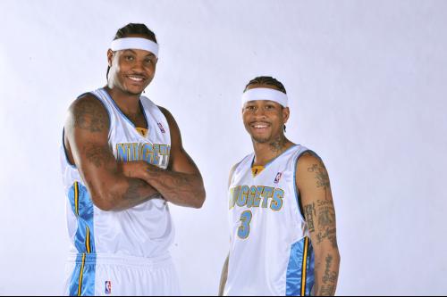 足球国足公开训练吸引千名球迷现场加油（国足公开训练现场迎来上千球迷助威）