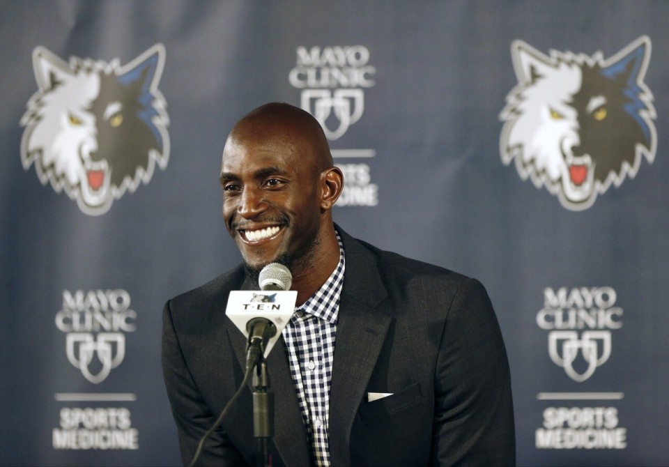 跟队记者：尤文仍在重点关注迈尼昂，球员的续约谈判陷入停滞（队记：尤文继续重点关注迈尼昂，其续约谈判已陷入僵局）