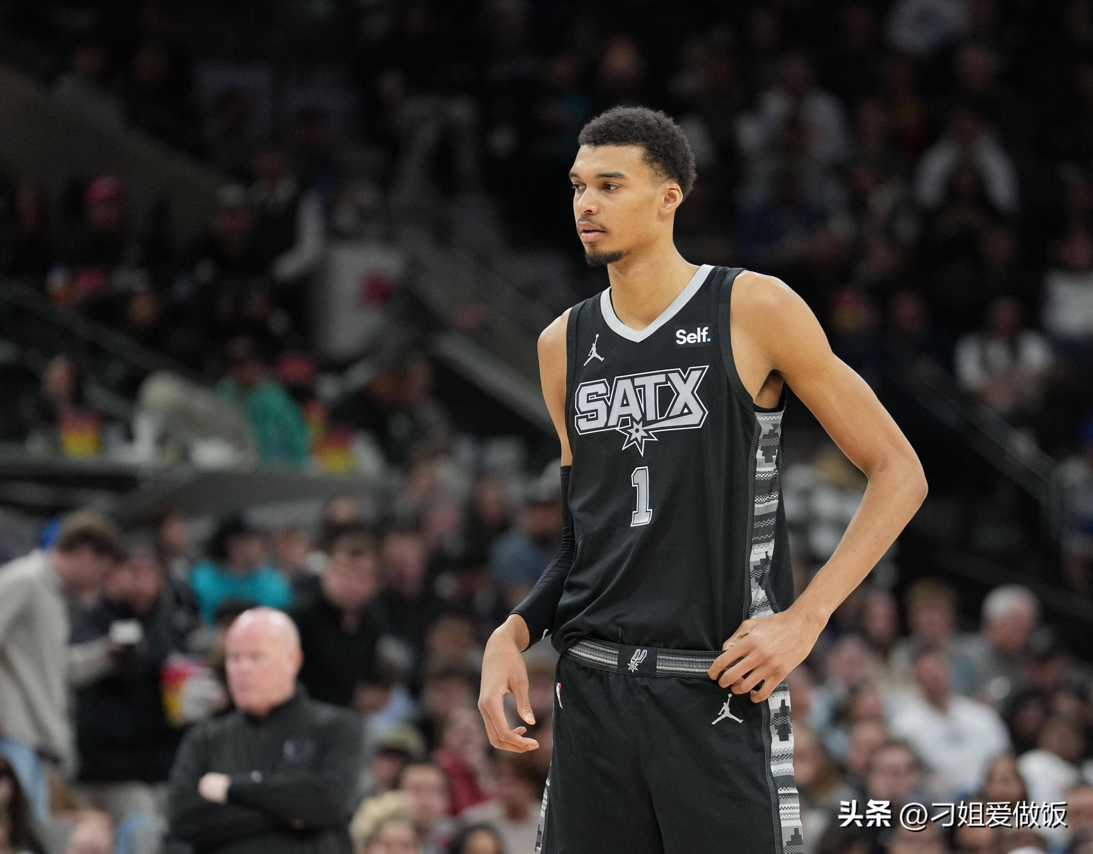 决裂！萨拉赫效仿C罗，炮轰媒体诬陷，主帅被控制，叫板球队高层（摊牌！萨拉赫学C罗怒怼媒体造谣，主帅受制，硬刚俱乐部高层）