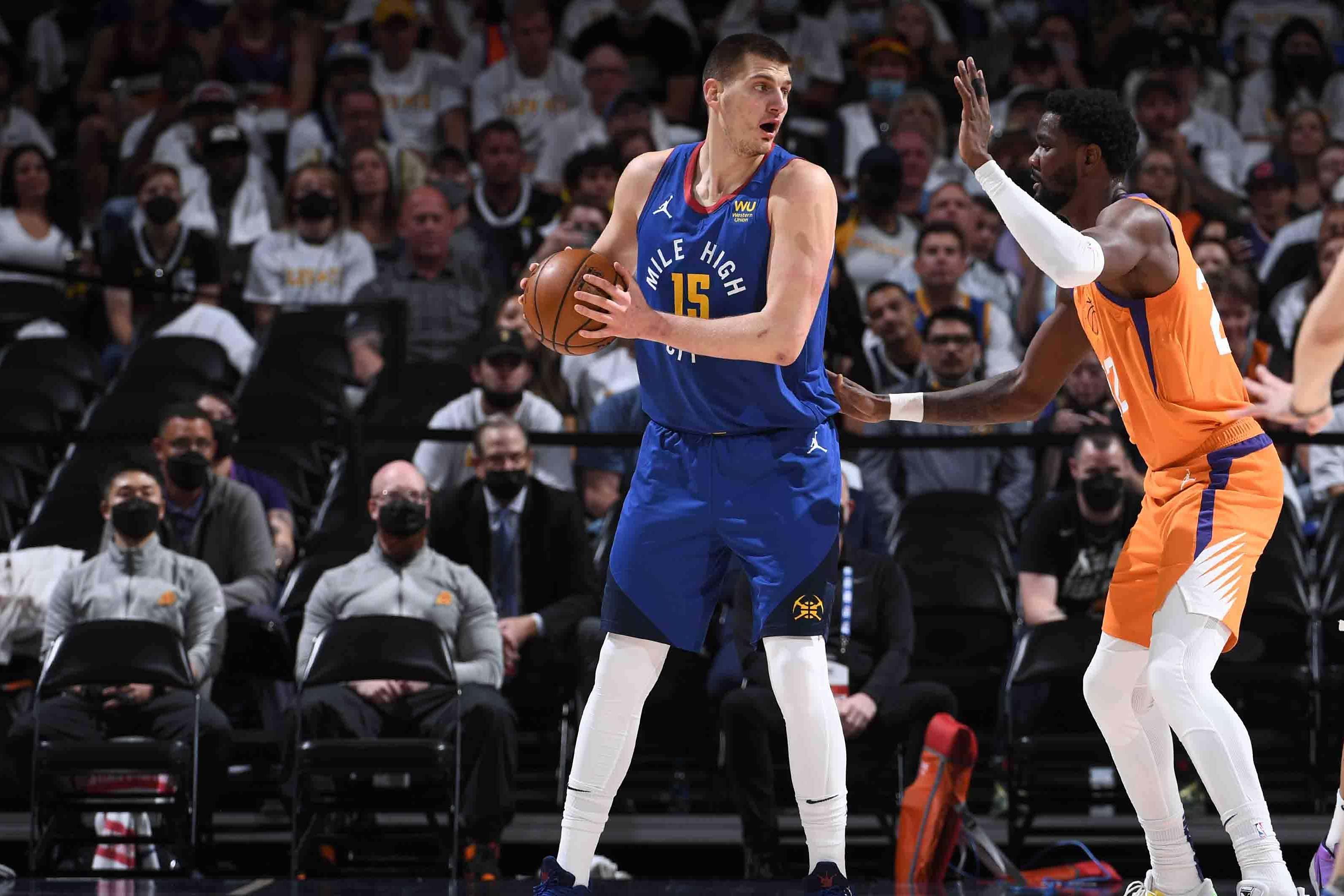 欧文突破防守助攻制胜（欧文突破重围送出致胜助攻）