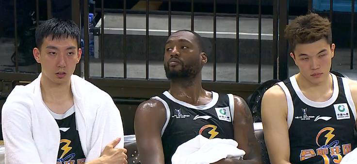 欧冠积分榜形势：拜仁阿森纳全胜，巴黎皇马遭首败，意甲陷危机（欧冠格局：拜仁阿森纳全胜领跑，巴黎皇马遭遇首败，意甲危机四伏）