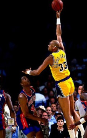 巴萨遭遇危险对手！法兰克福进攻凶猛防守漏洞百出，欧冠生死战提前上演（欧冠生死前哨战：巴萨遭遇法兰克福，进攻火力爆棚、防线漏洞频出）