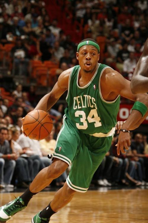 梅西带领迈阿密国际赢得美职联总冠军，实现越级登顶，展现超强实力。（梅西率领迈阿密国际问鼎美职联，越级封王尽显统治力）